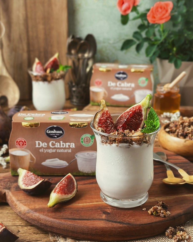 YOGUR DE CABRA CON GRANOLA CASERA E HIGOS