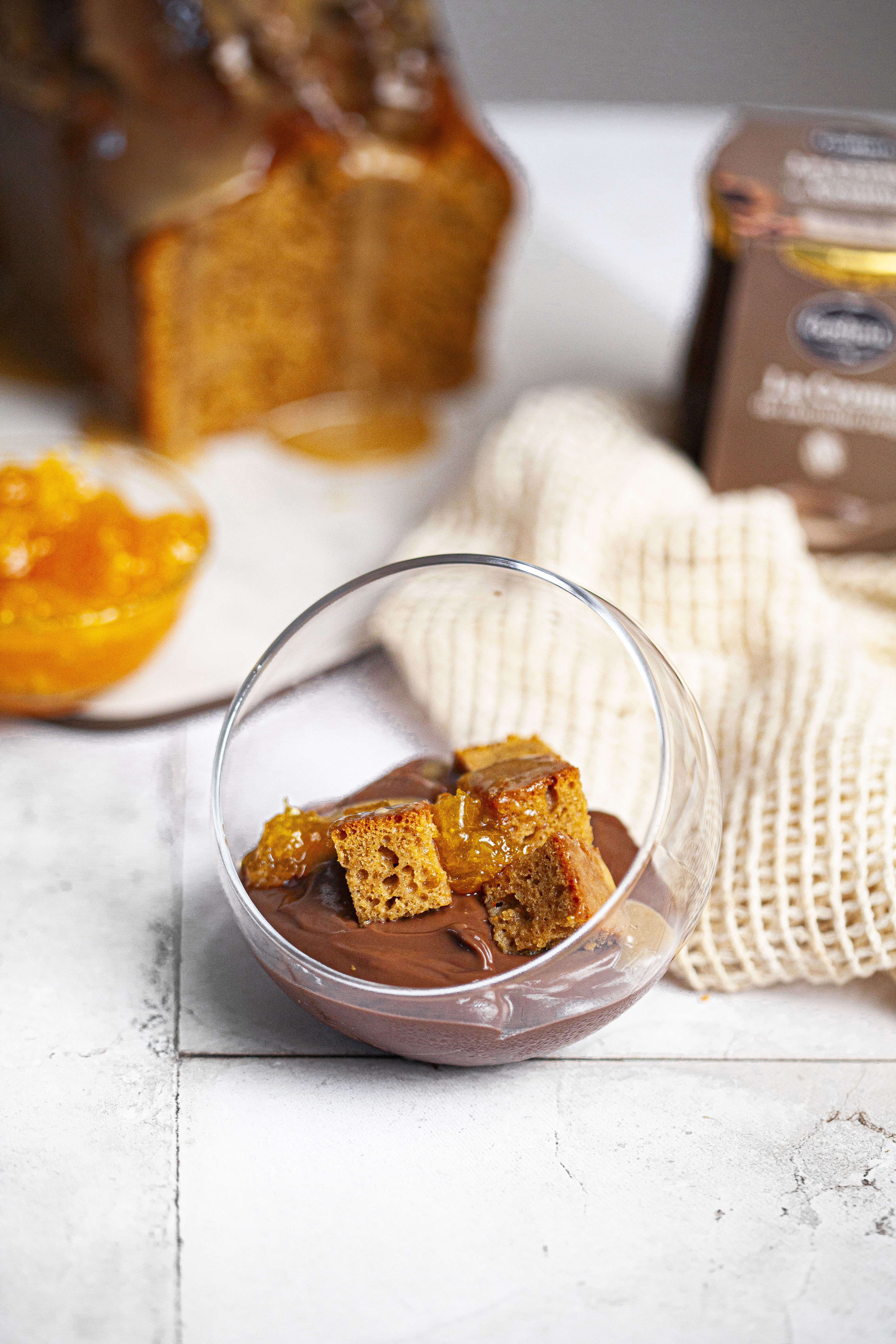 CREMA DE CHOCOLATE BELGA CON DADOS DE PLUMCAKE DE TAHINI Y MERMELADA DE NARANJA CASERA